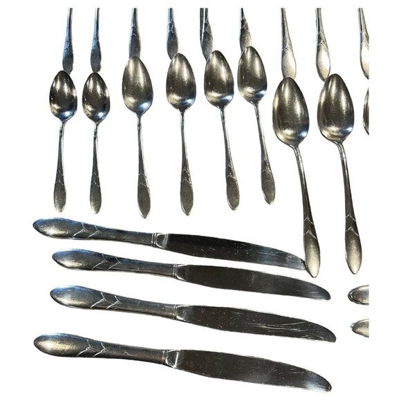 Lady Hamilton silverplate flatware by Community. 36 pc set incl. original case. - Picture 13 of 16